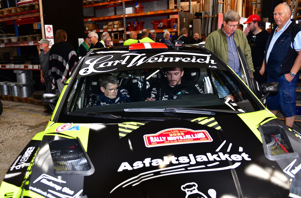 Simon Vallentin og Karsten Isaksen klar til aktion efter at bilen var blåstemplet ved teknisk kontrol hos Bygma i Viby Sj.
(Foto: Morten Dam)